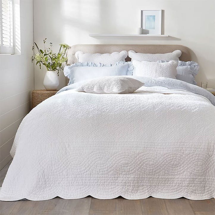 Milfield Scallop Edge Double Quilt, White