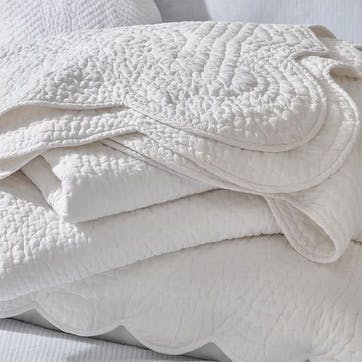 Milfield Scallop Edge Double Quilt, White