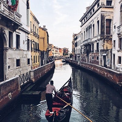 gondola ride italy honeymoon idea