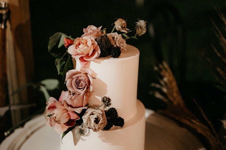 wedding cake edible flowers